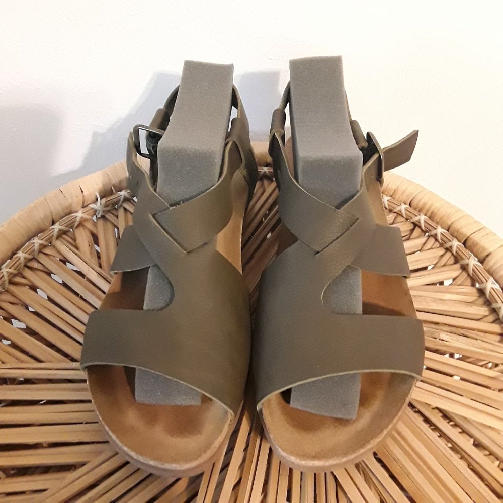 El Naturalista Zumaia soft grain Olive sandals, size 40